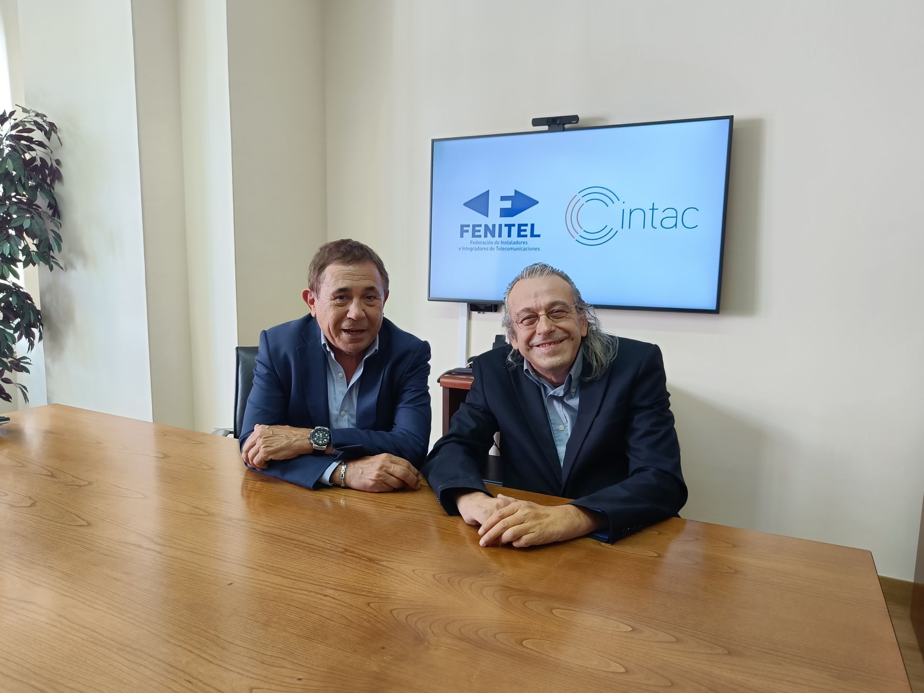 El presidente de Fenitel y el Presidente de CINTAC en la firma del Convenio